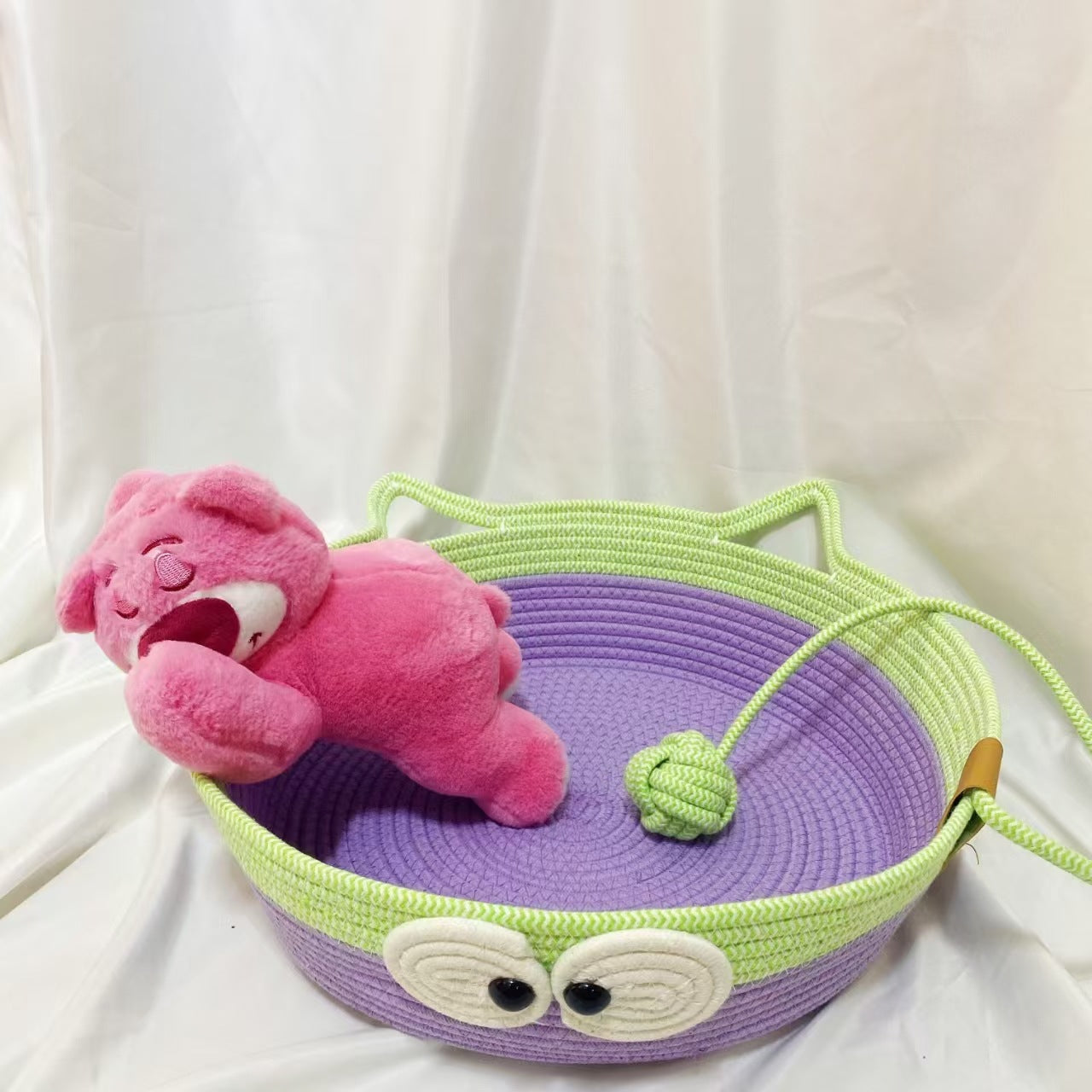 New green-eyed cute design pet nest, all-season cat litter and dog litter, two-color toy ball integrated nest